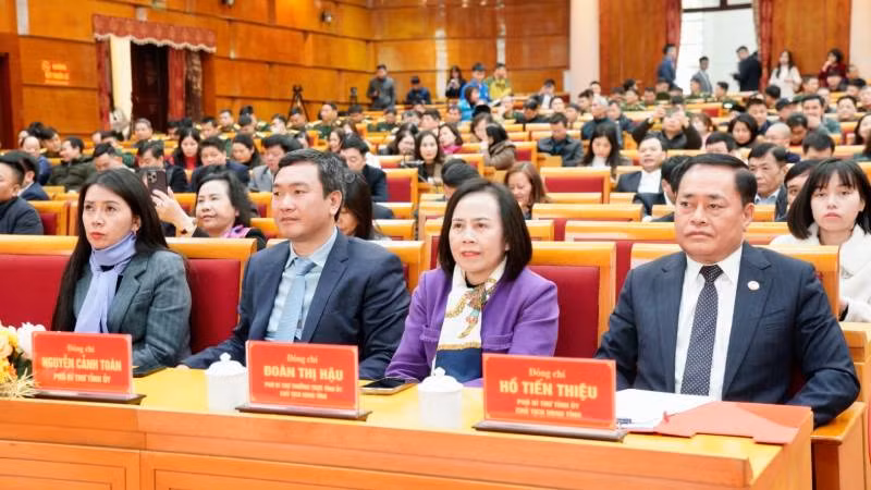 Các đồng chí lãnh đạo Tỉnh ủy, Hội đồng nhân dân, Ủy ban nhân dân tỉnh cùng đại diện các đơn vị, doanh nghiệp dự lễ phát động.