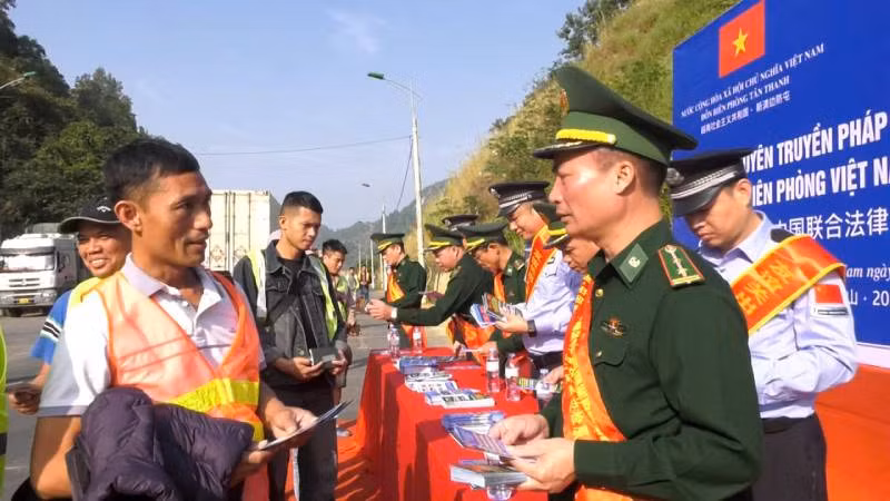Lực lượng chức năng tuyên truyền, phổ biến pháp luật cho người dân.