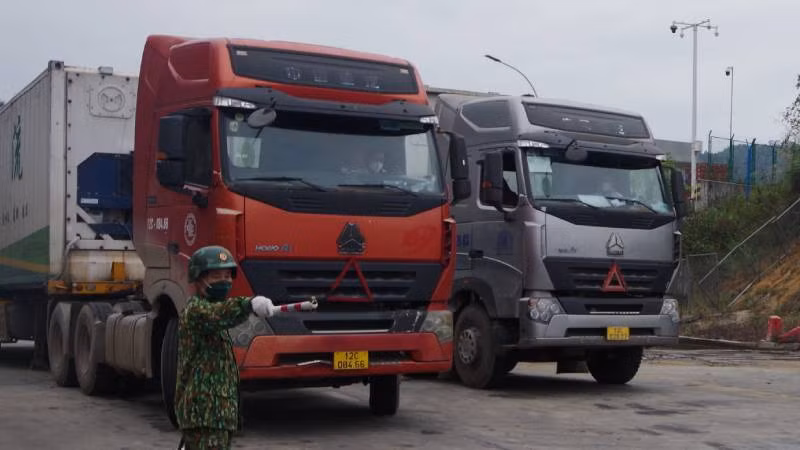 Xe chở hàng xuất khẩu được các chiến sĩ đồn biên phòng cửa khẩu quốc tế Hữu Nghị, Cao Lộc (Lạng Sơn) chỉ dẫn xuất hàng qua cửa khẩu.