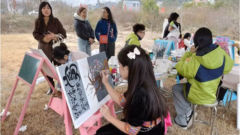 Các em học sinh trên địa bàn thành phố Lạng Sơn tham gia hội thi vẽ hoa đào.