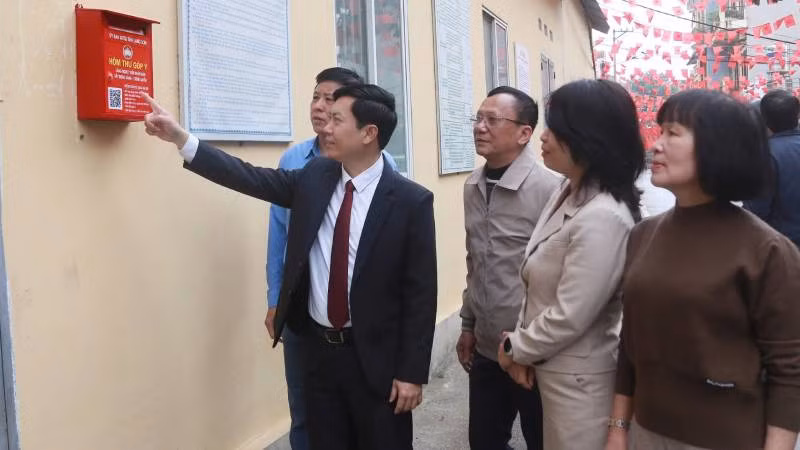 Sau chương trình, các đại biểu bên hòm thư góp ý tại trụ sở Đảng ủy, Hội đồng nhân dân, Ủy ban nhân dân phường Hoàng Văn Thụ, thành phố Lạng Sơn.