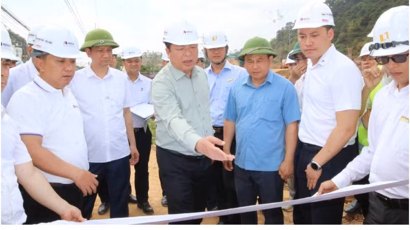 Đồng chí Trần Hồng Minh, Bộ trưởng Xây dựng kiểm tra, thi công cao tốc Hữu Nghị-Chi Lăng (Lạng Sơn).