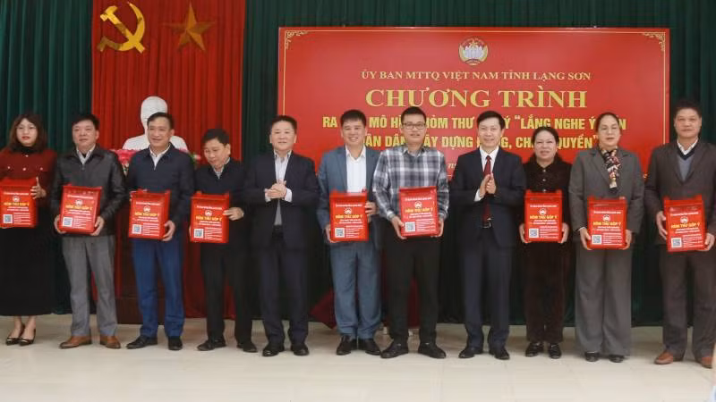 Lãnh đạo Ủy ban Mặt trận Tổ quốc Việt Nam tỉnh Lạng Sơn tặng hòm thư góp ý cho đại diện Ủy ban Mặt trận Tổ quốc các huyện, thành phố trong tỉnh.