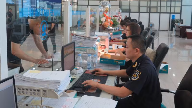 Công chức hải quan cửa khẩu quốc tế Hữu Nghị, Cao Lộc (Lạng Sơn) làm thủ tục thông quan hàng hóa cho các doanh nghiệp.