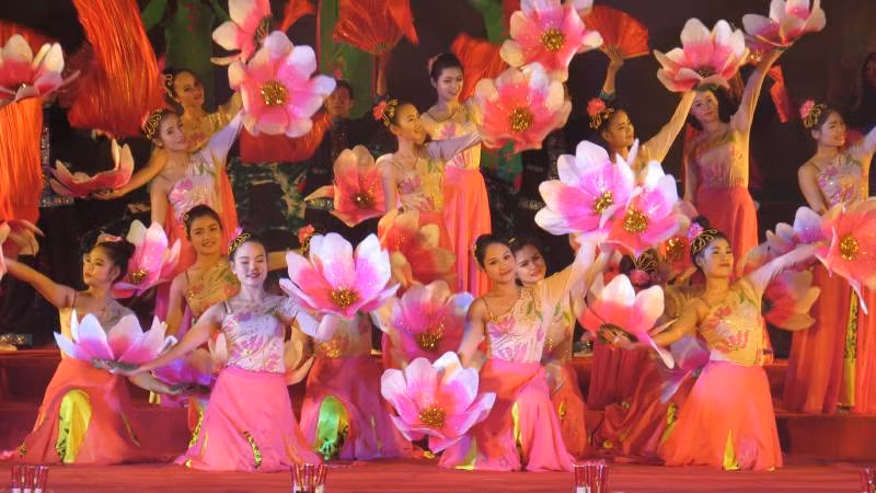 Các văn nghệ sĩ tham gia biểu diễn ca ngợi vẻ đẹp của hoa đào xứ Lạng.