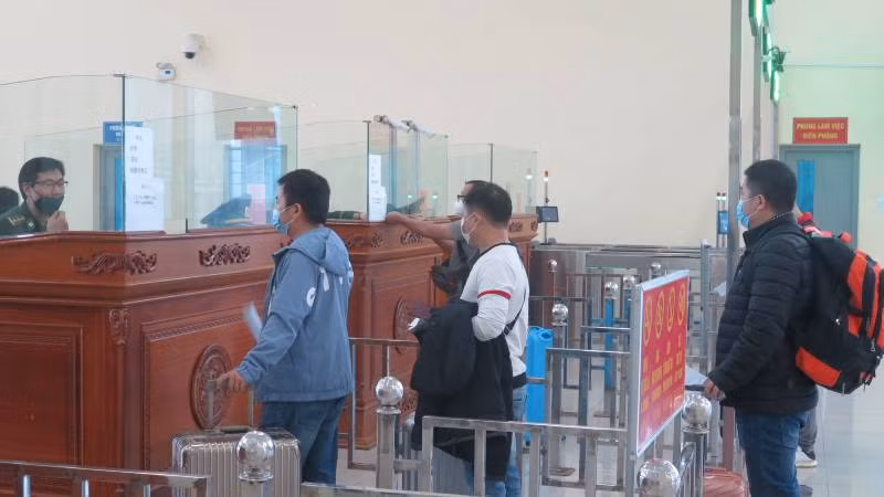 Cán bộ, chiến sĩ Trạm kiểm soát biên phòng, cửa khẩu quốc tế Hữu Nghị làm thủ tục xuất, nhập cảnh cho người dân qua biên giới.