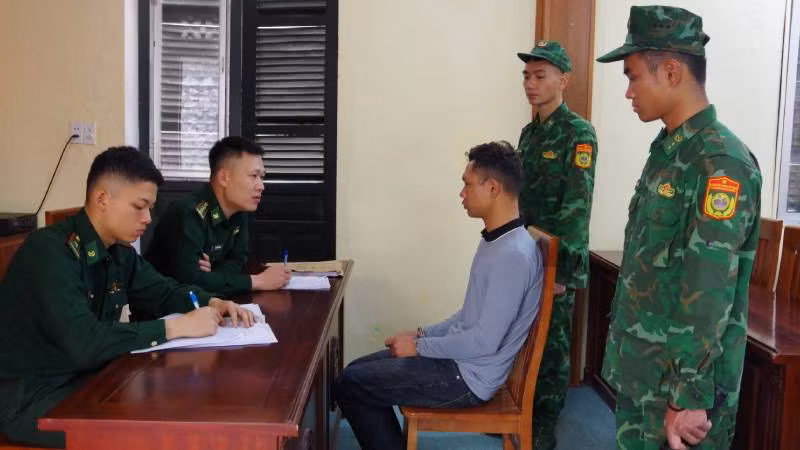 Cán bộ, chiến sĩ Đồn Biên phòng Ba Sơn (Bộ Chỉ huy Bộ đội Biên phòng Lạng Sơn) lấy lời khai ban đầu của đối tượng đưa người nhập cảnh trái phép qua biên giới.