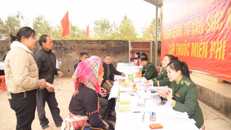 Tại chương trình, cán bộ quân y, Bộ đội Biên phòng tỉnh Lạng Sơn thăm khám và cấp thuốc miễn phí cho bà con.