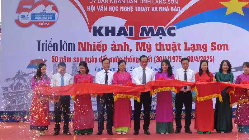 Các đại biểu thực hiện nghi lễ cắt băng khai mạc triển lãm. 