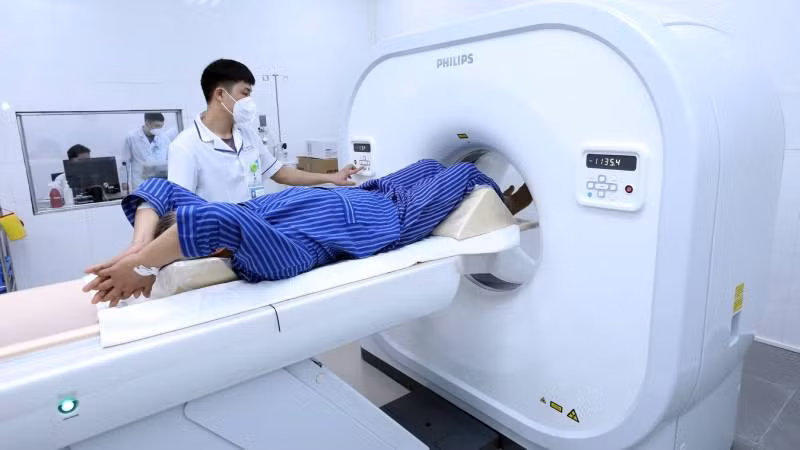 Các bác sĩ Bệnh viện Đa khoa tỉnh Lạng Sơn thực hiện chụp cắt lớp vi tính phục vụ chẩn đoán và điều trị cho bệnh nhân.