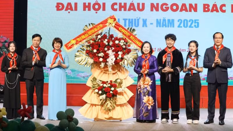 Lãnh đạo Tỉnh Ủy, Hội đồng nhân dân, Ủy ban nhân dân, Ủy ban Mặt trận Tổ quốc tỉnh tặng hoa chúc mừng Đại hội Cháu ngoan Bác Hồ. 