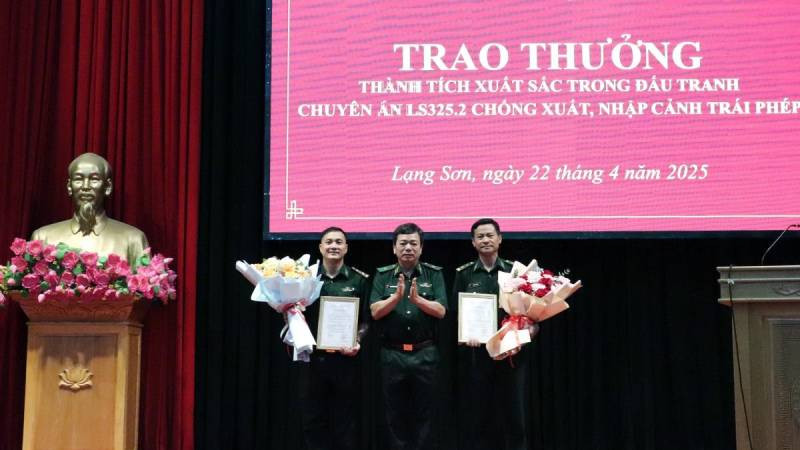 Thiếu tướng Nguyễn Văn Thiện trao thưởng cho ban chuyên án phá thành công chuyên án xuất, nhập cảnh trái phép.
