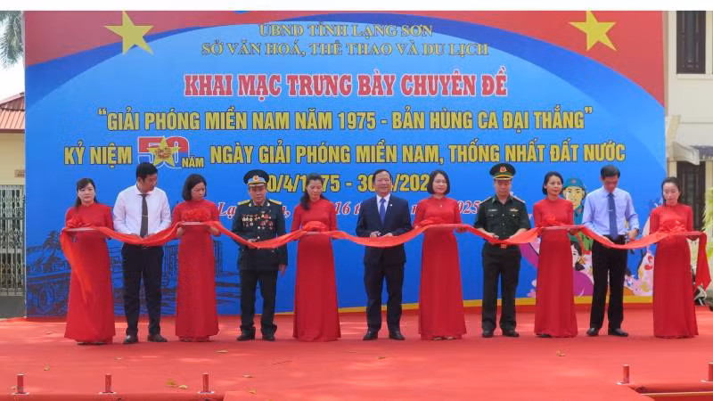 Đại diện lãnh đạo các cơ quan, ban, ngành của tỉnh cắt băng khai mạc trưng bày chuyên đề: Giải phóng miền nam năm 1975 - Bản hùng ca đại thắng". 