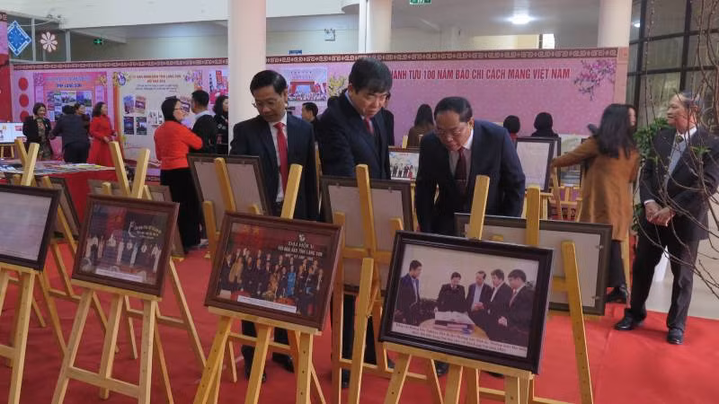 Các đại biểu xem các tư liệu về báo chí cách Mạng Việt Nam.