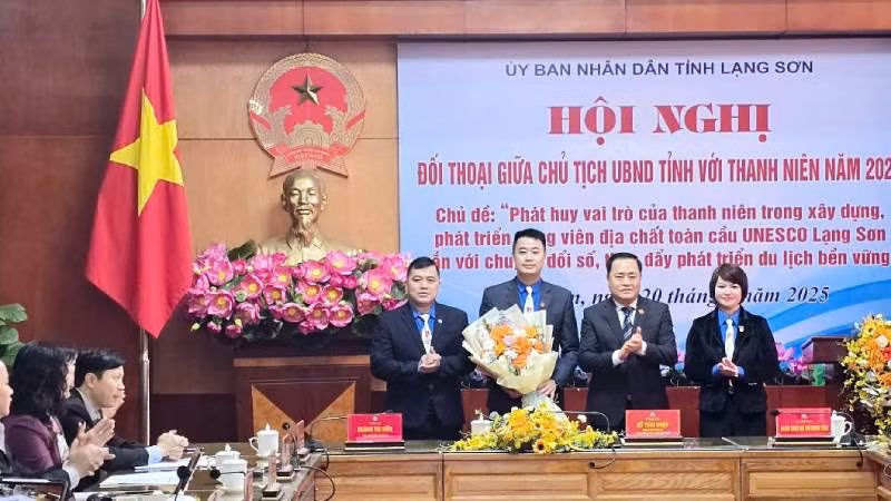 Chủ tịch Ủy ban nhân dân tỉnh Lạng Sơn dự đối thoại với đoàn viên thanh niên tỉnh.