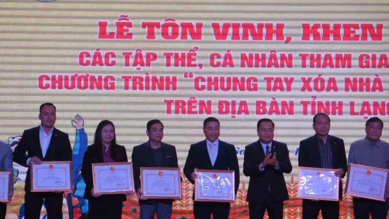 Đồng chí Hồ Tiến Thiệu, Chủ tịch Ủy ban nhân dân tỉnh Lạng Sơn trao bằng khen của Ủy ban nhân dân tỉnh cho các đơn vị cơ quan, doanh nghiệp. 