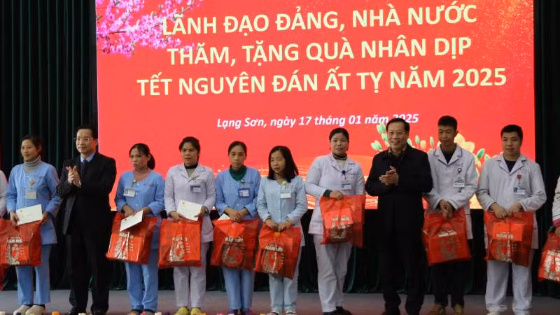 Phó Thủ tướng Lê Thành Long cùng lãnh đạo tỉnh Lạng Sơn tặng quà cho cán bộ, công nhân nhân viên y tế có hoàn cảnh khó khăn tại Bệnh viện đa khoa tỉnh Lạng Sơn.