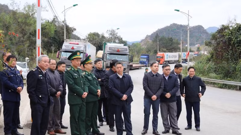 Lãnh đạo Ủy ban dân tỉnh Lạng Sơn cùng đại diện các lực lượng chức năng quản lý cửa khẩu kiểm tra thực tế công tác xuất, nhập khẩu hàng hóa tại khu vực Cửa khẩu Tân Thanh, huyện Văn Lãng.
