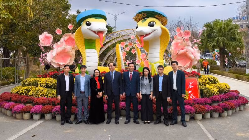 Đường hoa xuân thu hút nhiều khách tham quan, thưởng ngoạn.