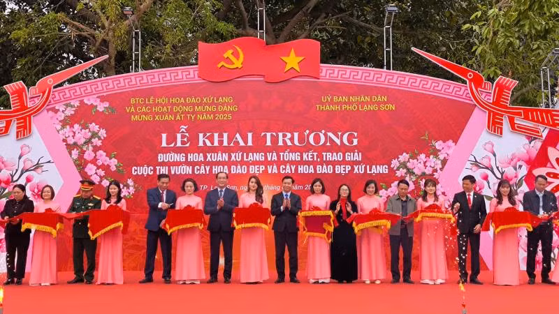 Đại diện lãnh đạo các cơ quan của tỉnh và thành phố Lạng Sơn cắt băng khai trương đường hoa xuân xứ Lạng. 