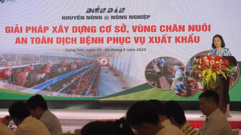 Đại diện lãnh đạo Sở Nông nghiệp và Môi trường tỉnh Lạng Sơn tham gia trao đổi tại diễn đàn.