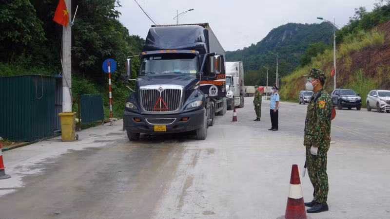Cán bộ, chiến sĩ Bộ đội biên phòng tỉnh Lạng Sơn, cùng phối hợp với các lực lượng quản lý cửa khẩu điều tiết phương tiện chở hàng hóa vào khu vực cửa khẩu quốc tế Hữu Nghị.