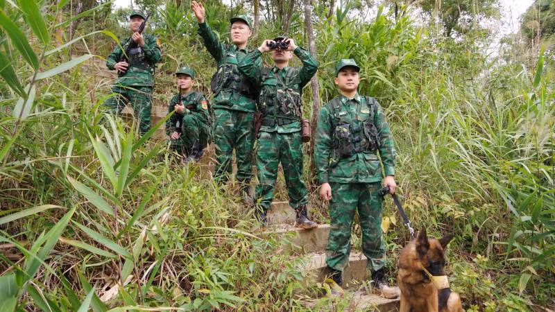Cán bộ, chiến sĩ Đồn Biên phòng Ba Sơn (Bộ Chỉ huy Bộ đội Biên phòng Lạng Sơn) tổ chức tuần tra, kiểm soát khu vực biên giới.