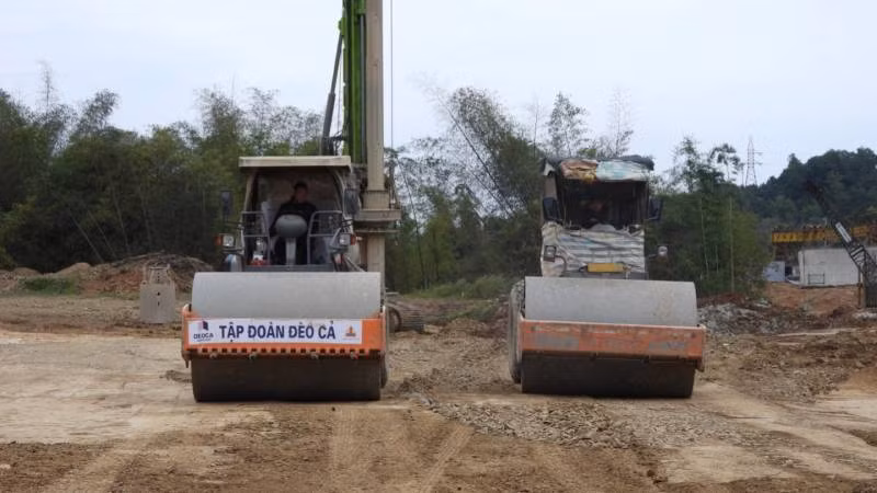 Phương tiện máy móc hoạt động sản xuất tại công trường dự án tuyến cao tốc Đồng Đăng (tỉnh Lạng Sơn)-Trà Lĩnh (tỉnh Cao Bằng).