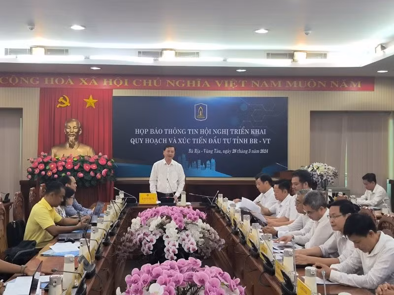 Đồng chí Nguyễn Công Vinh, Phó Chủ tịch Ủy ban nhân tỉnh chủ trì buổi họp báo.