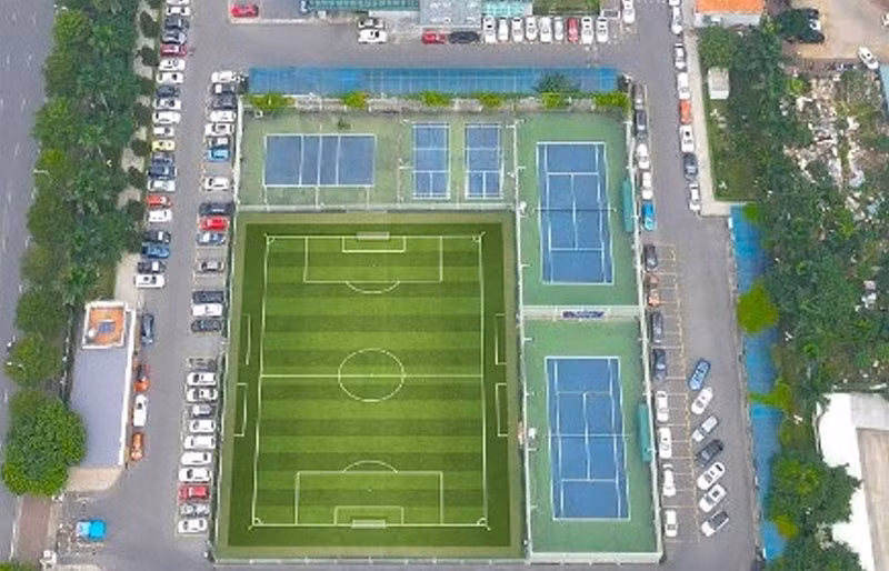 Trụ sở của VNPT VinaPhone còn sở hữu một sân bóng, nơi thường xuyên diễn ra những trận tranh tài của không chỉ cán bộ, nhân viên trụ sở mà còn của các đơn vị trực thuộc. Đây là niềm tự hào rất riêng của “người VinaPhone” ở Xuân Tảo mà không phải nơi nào cũng có được.