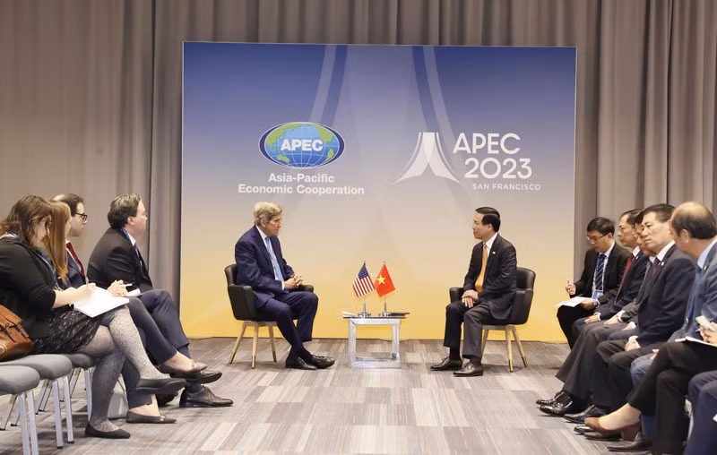 Chủ tịch nước Võ Văn Thưởng tiếp Đặc phái viên của Tổng thống Hoa Kỳ về khí hậu John Kerry. (Ảnh: TTXVN)