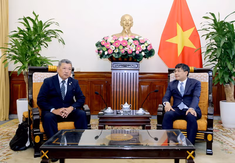 Thứ trưởng Thường trực Bộ Ngoại giao Nguyễn Minh Vũ tiếp ông Wada Kenji, Chủ tịch Liên minh nghị sĩ hữu nghị Nhật-Việt tỉnh Osaka (Nhật Bản).