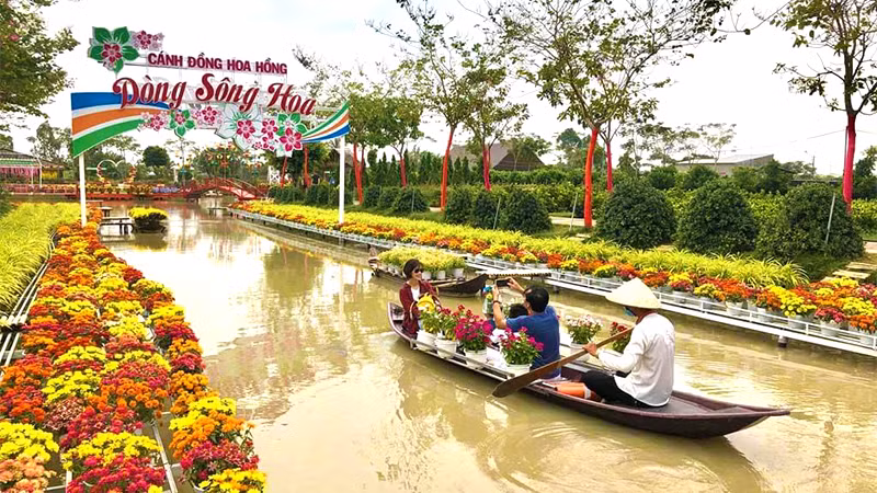 Du khách tham quan Làng hoa Sa Đéc, tỉnh Đồng Tháp.