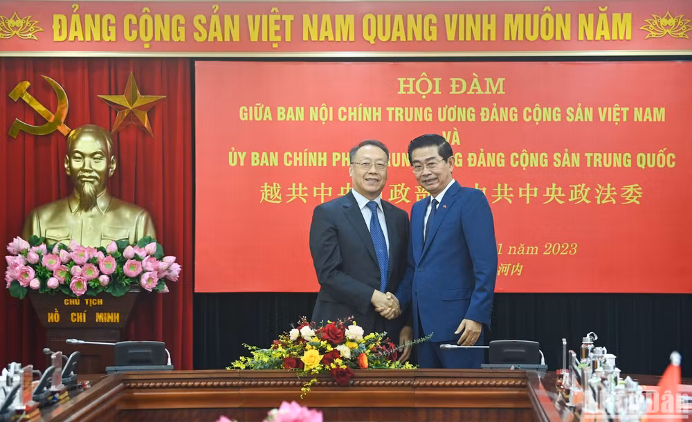 Phó Trưởng Ban Thường trực Ban Nội chính Trung ương Võ Văn Dũng và Phó Tổng Thư ký Ủy ban Chính pháp Trung ương Đảng Cộng sản Trung Quốc Dương Xuân Lôi chủ trì buổi hội đàm.