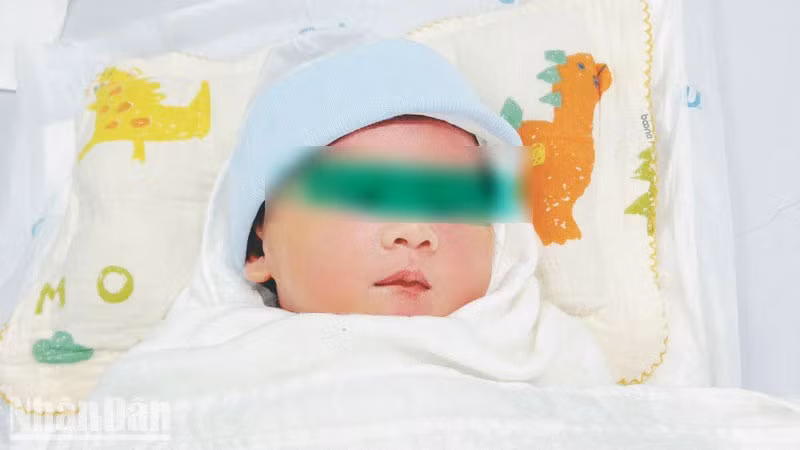 Trung tâm y tế Phú Quốc đang chăm sóc bé sơ sinh. (Ảnh: Trung tâm y tế Phú Quốc cung cấp)