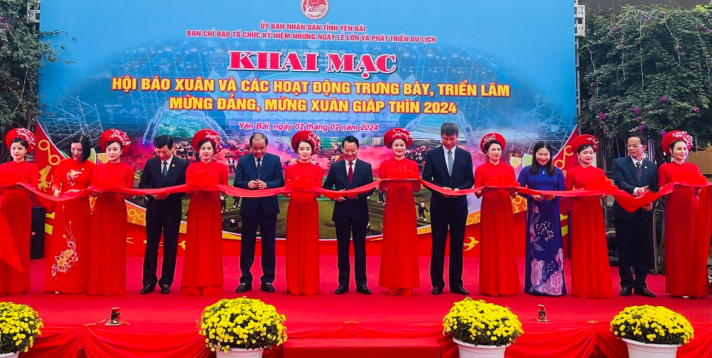 Lãnh đạo tỉnh Yên Bái cắt băng khai mạc Hội báo Xuân 2024. (Ảnh: THANH SƠN)