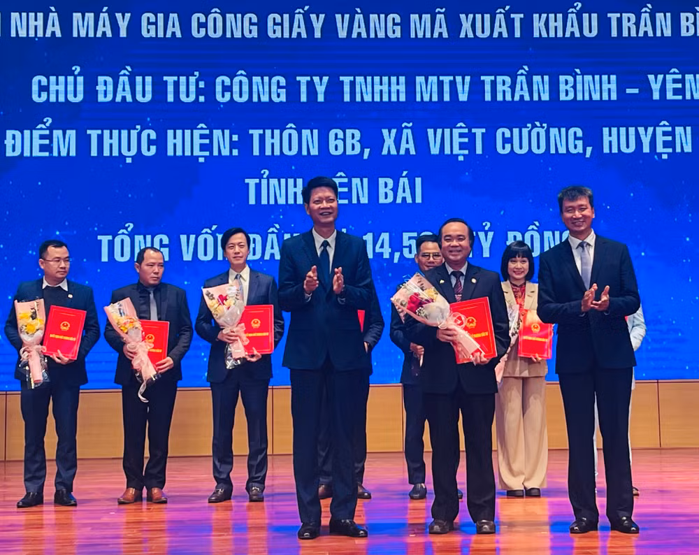 Trao chứng nhận đầu tư cho doanh nghiệp mới thành lập. (Ảnh THANH SƠN)