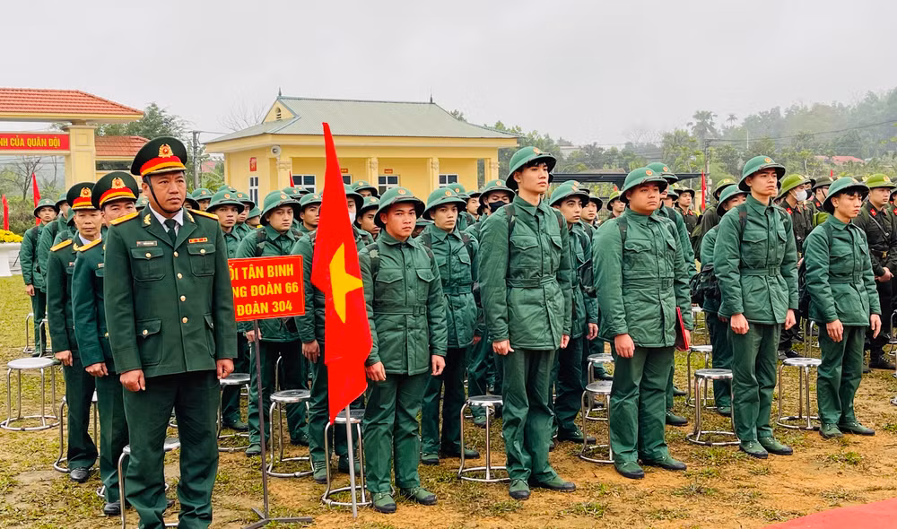 Các tân binh Yên Bái trước giờ lên xe về đơn vị mới. (Ảnh: THANH SƠN)