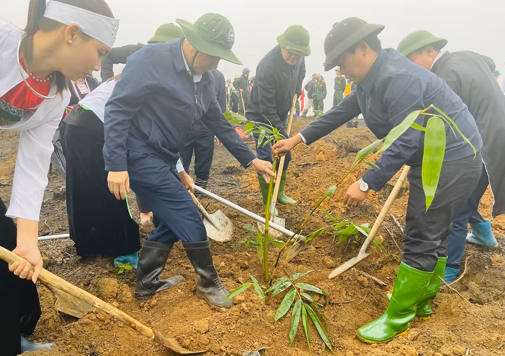 Phó Bí thư Thường trực Tỉnh ủy Tạ Văn Long tham gia trồng cây. (Ảnh THANH SƠN) Phó Bí thư Thường trực Tỉnh ủy Tạ Văn Long tham gia trồng cây. (Ảnh THANH SƠN)