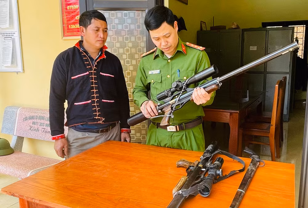 Công an xã Nậm Lành, huyện Văn Chấn kiểm tra súng tự chế PCP khi thu hồi. (Ảnh: THANH SƠN)