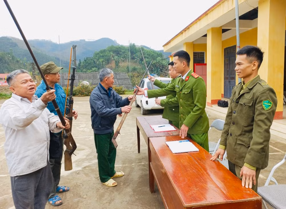 Đồng bào Dao xã Quang Minh, huyện Văn Yên giao nộp vũ khí tự chế. (Ảnh: THANH SƠN)
