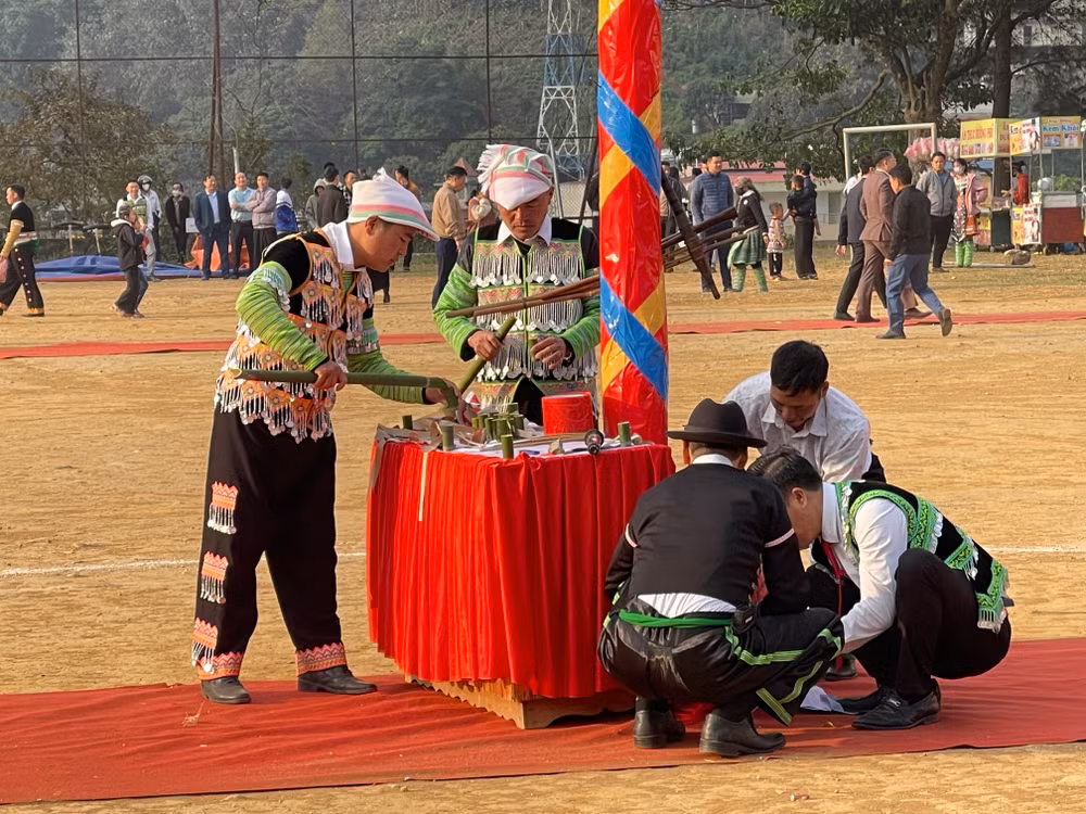 Người dân sửa soạn lễ cúng trời đất. (Ảnh THANH SƠN).