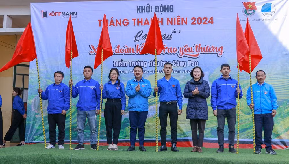 Trao cờ cho các đội thanh niên tình nguyện (Ảnh THANH SƠN).