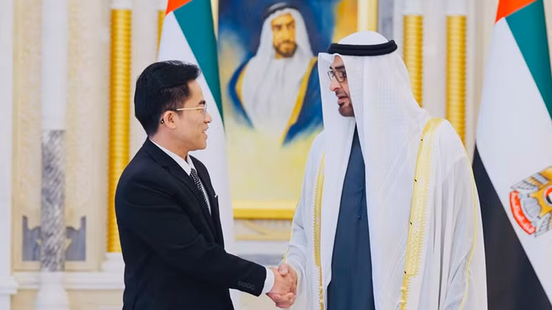 Tổng thống UAE Mohammed bin Zayed Al Nahyan và Đại sứ Đặc mệnh toàn quyền nước Cộng hòa xã hội chủ nghĩa Việt Nam Nguyễn Thanh Diệp. (Ảnh: WAM)