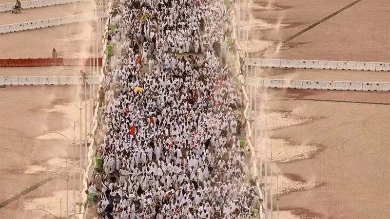 Các tín đồ Hồi giáo tới dự một nghi thức trong lễ hành hương Hajj ở thung lũng Mina, Saudi Arabia. (Ảnh: news.abs-cbn.com/TTXVN)