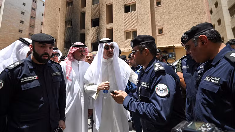 Quan chức Kuwait thị sát hiện trường đám cháy, ngày 12/6/2024. (Ảnh: Reuters)