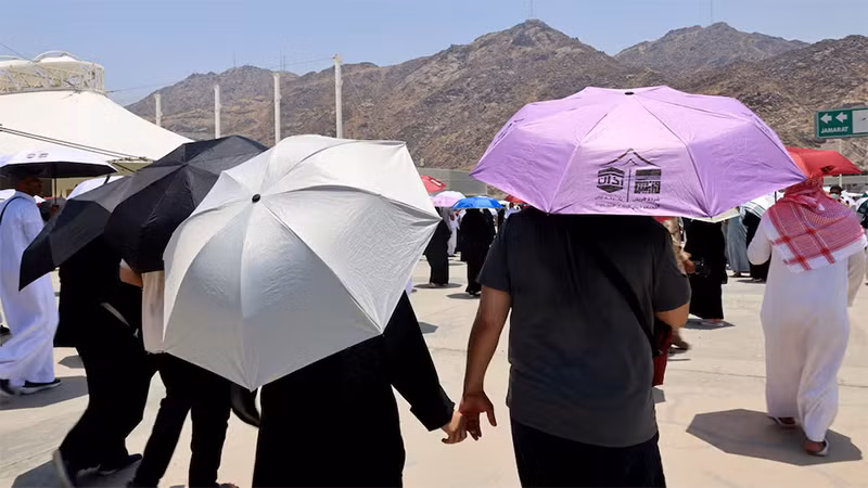 Người hành hương dùng ô để di chuyển trong thời tiết nắng gắt tại Saudi Arabia, ngày 18/6/2024. (Ảnh: Reuters)