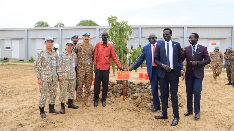 Các đại biểu tham dự sự kiện trồng cây kỷ niệm tại căn cứ Highway, Phái bộ UNISFA. 