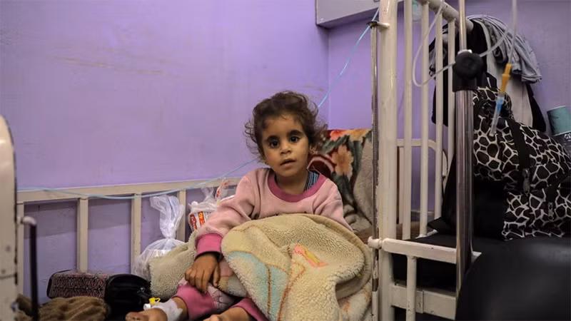 Trẻ em suy dinh dưỡng được điều trị tại bệnh viện ở thành phố Deir al-Balah, Dải Gaza, ngày 2/6/2024. (Ảnh: Tân Hoa Xã/TTXVN)