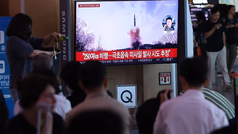 Người dân theo dõi vụ phóng tên lửa của Triều Tiên qua truyền hình tại Seoul (Hàn Quốc), ngày 26/6/2024. (Ảnh: Yonhap/TTXVN)